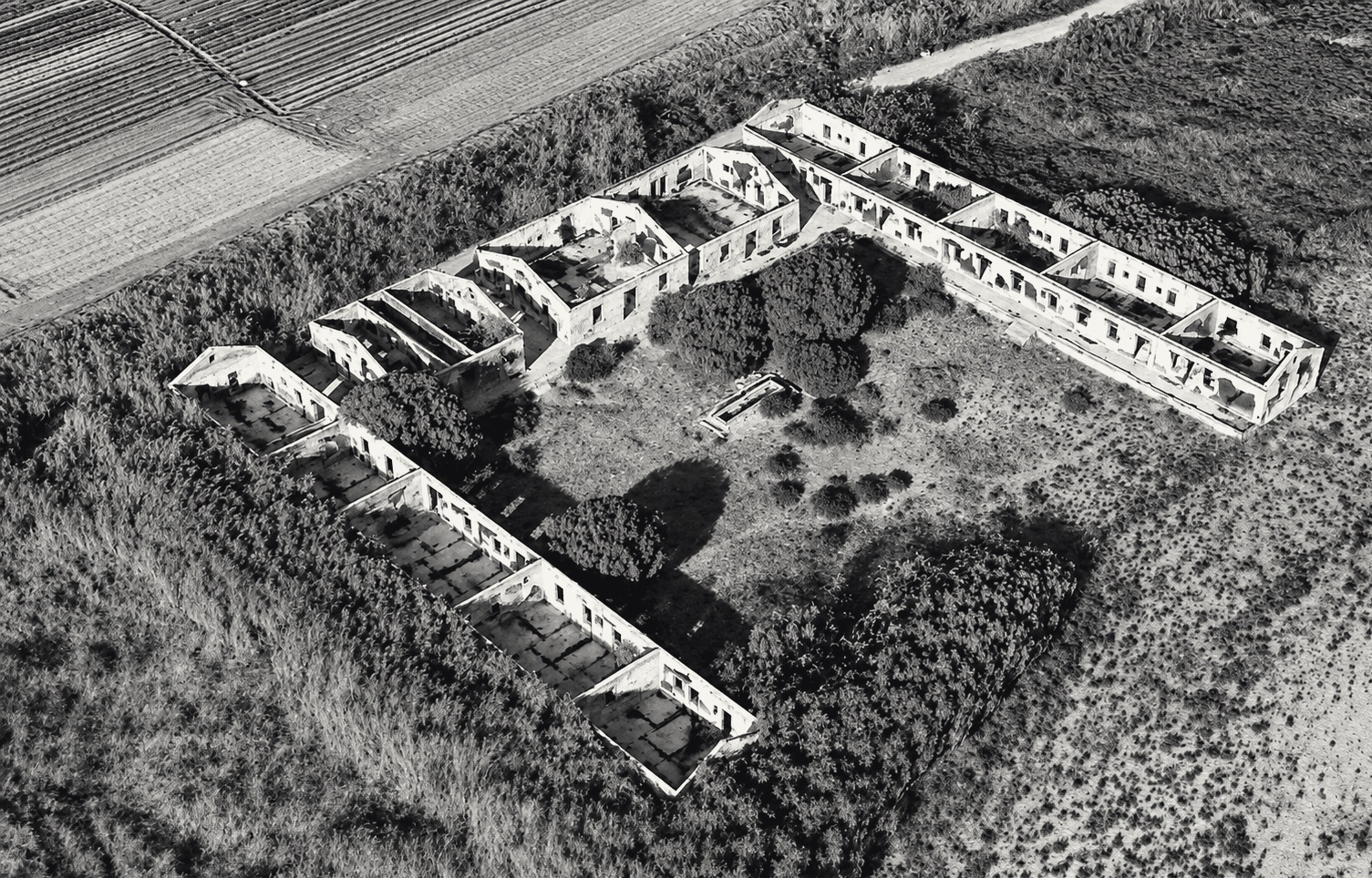 Vista aérea de la antiga Caserna dels Carrabiners en ruinas